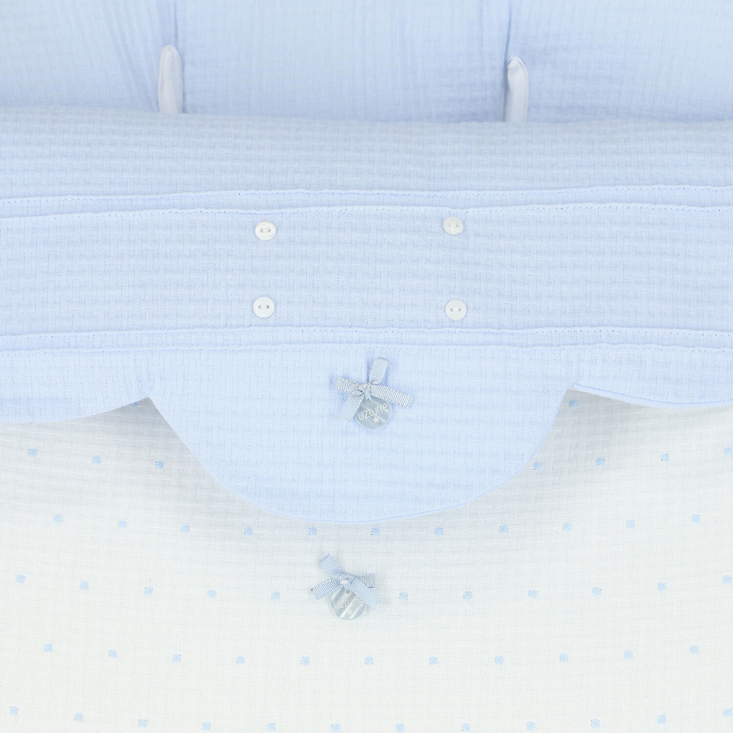 مدس عربة أطفال مزينة بالنقاط باللون الأزرق والأبيض , 1, hi-res image number null